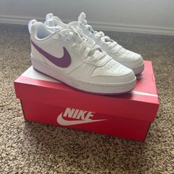 New Nike sneakers youth size 6.5Y= women size 9