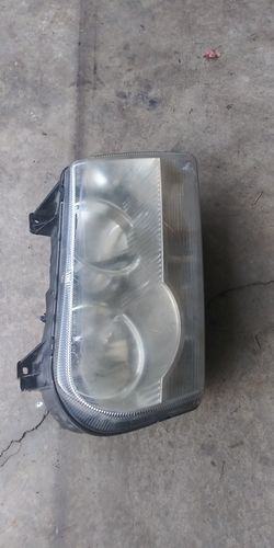 Chrysler 300 Passenger/Right side Headlight Assembly.