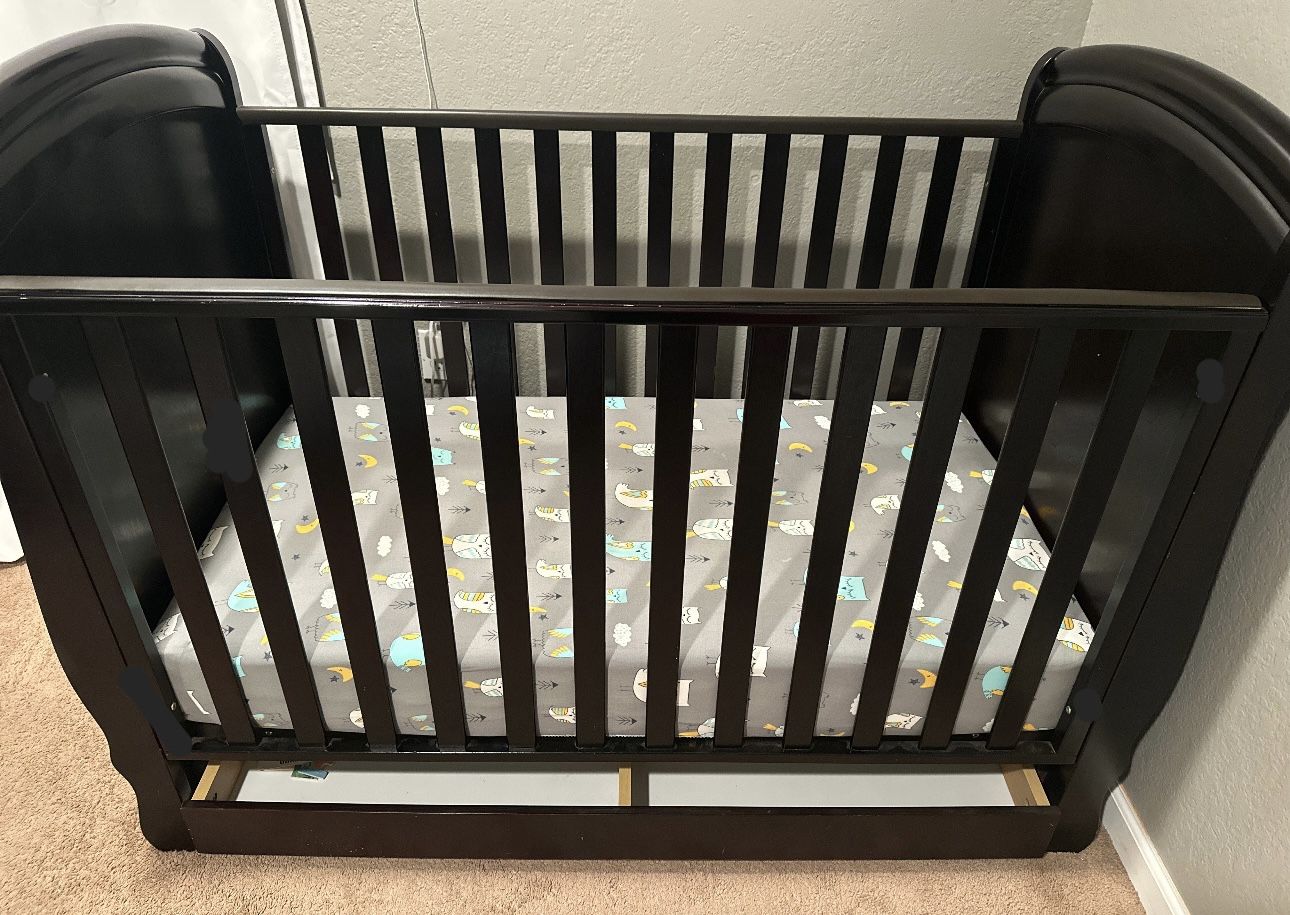 Bellini Crib Color Dark brown + Mattress + Sheets 