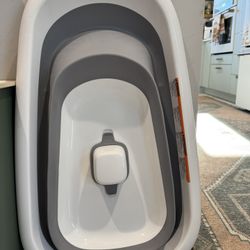 OXO Tot Splash & Store Bathtub 