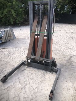 1 TON ELECTRIC PALLET STACKER !!! PALLET STACKER !!!