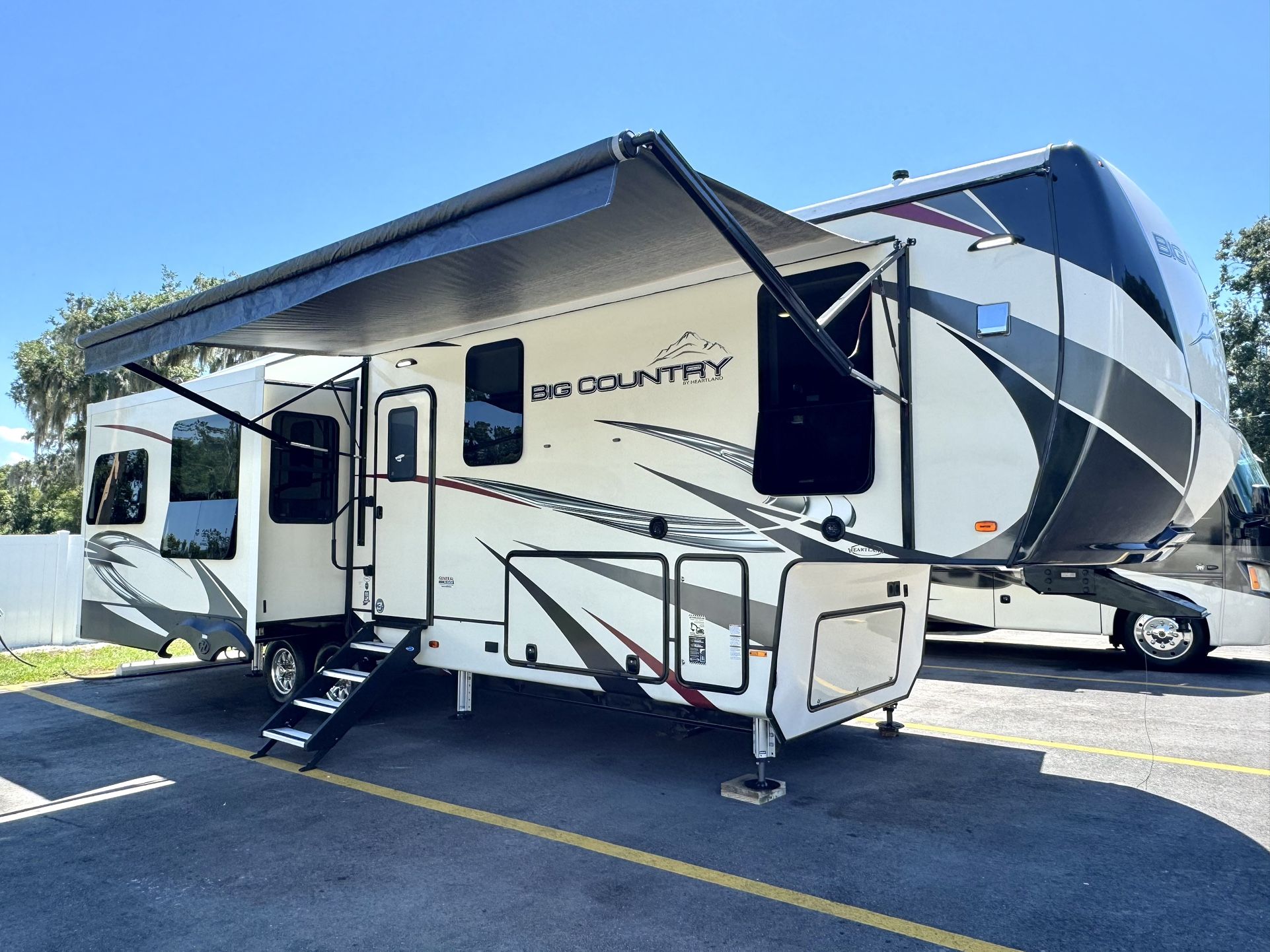 2020 Big Country Fifth Wheel 36ft 3 slide Outs. 