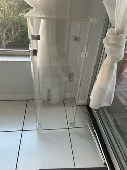 Clear pedestal
