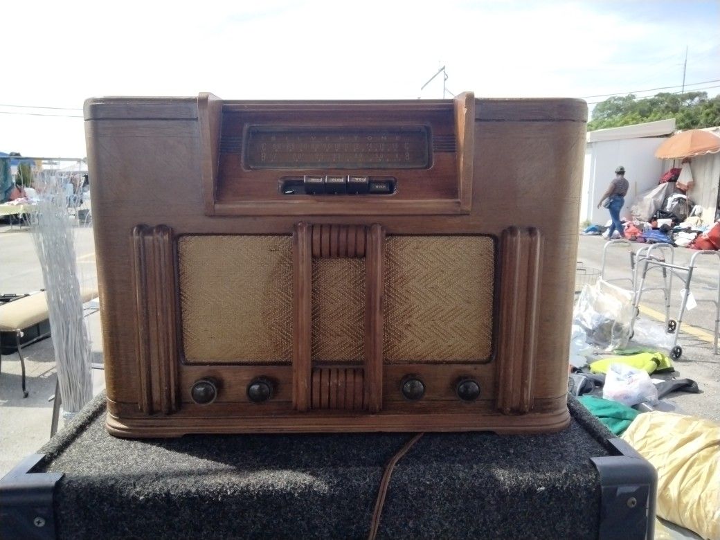 SilverTone Model 7037 Antique Radio