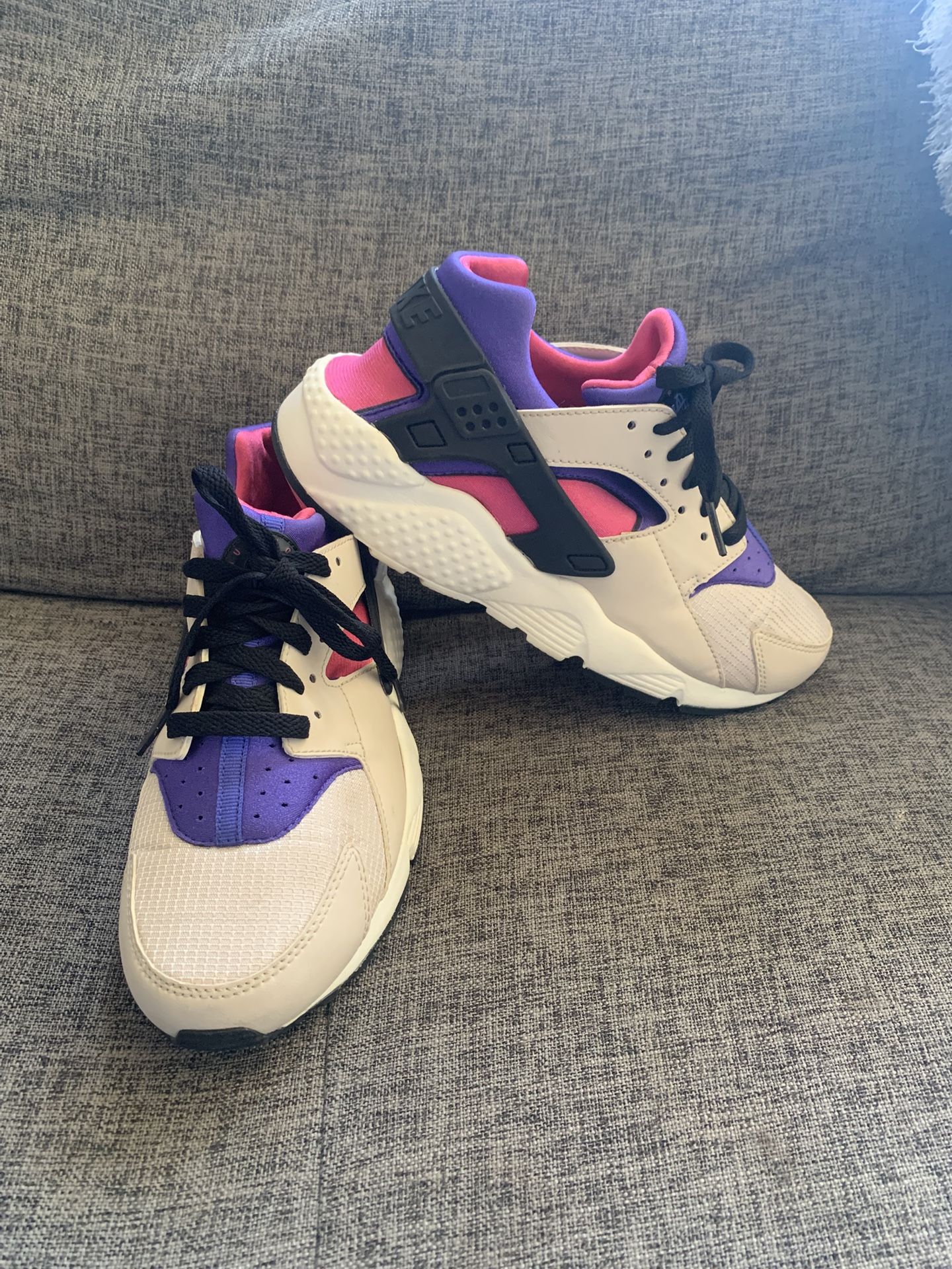 NIKE YOUTH HUARACHE RUN (GS) SIZE 7Y