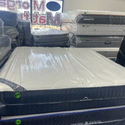 KING SIZE DREAMCLOUD MATTRESS & BOX SPRINGS BED SET
