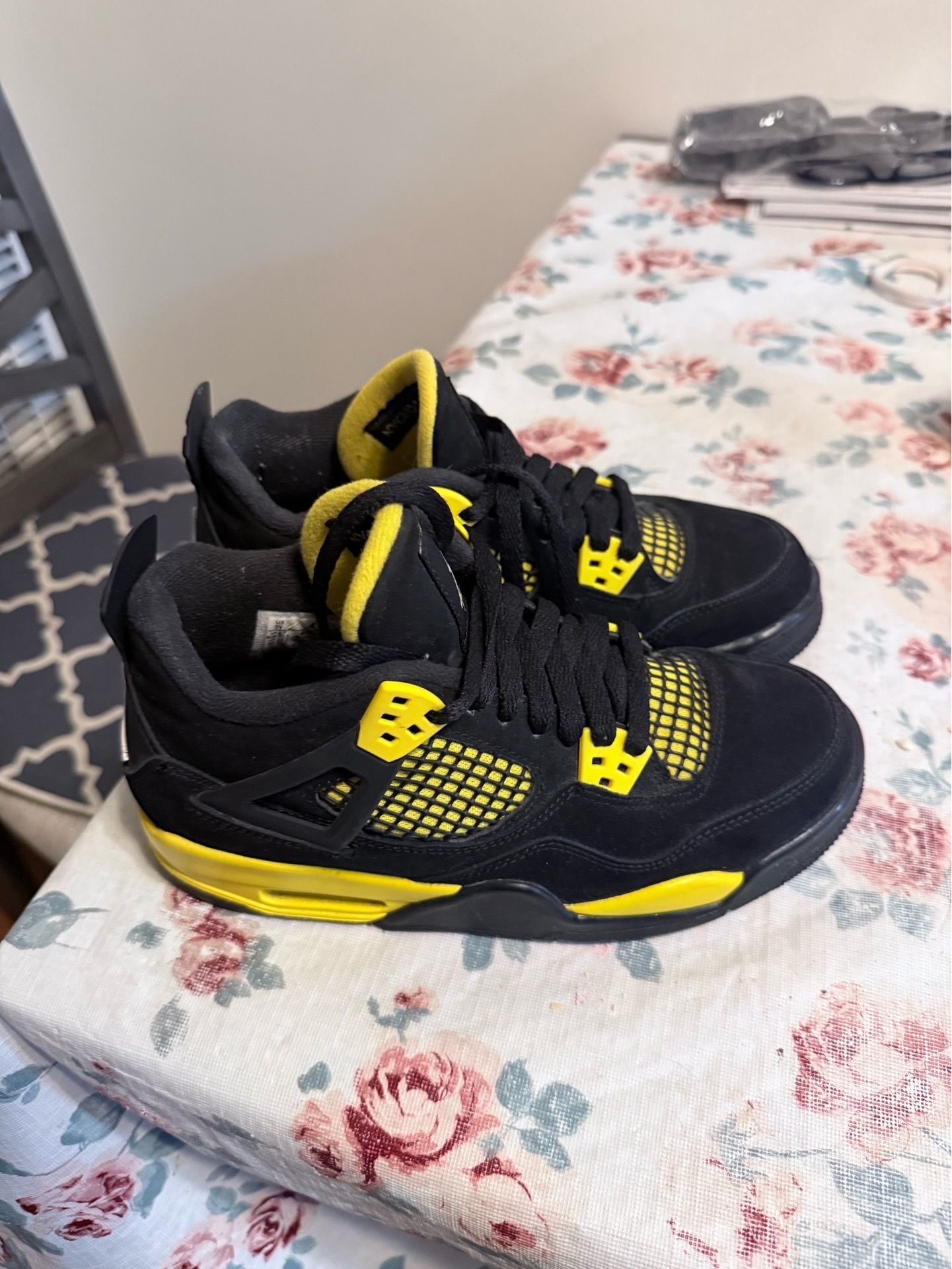 Air Jordan 4 Thunder (2023) - Size 5Y