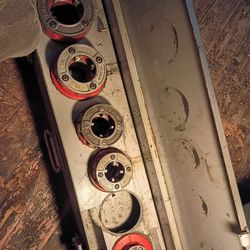 Ridgid case and 5 dies. No threading tool.