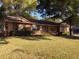 Unit C40 | 3 bd | 2 ba | 1963 sqft 821 Glen Oaks Blvd, Dallas, TX 75232