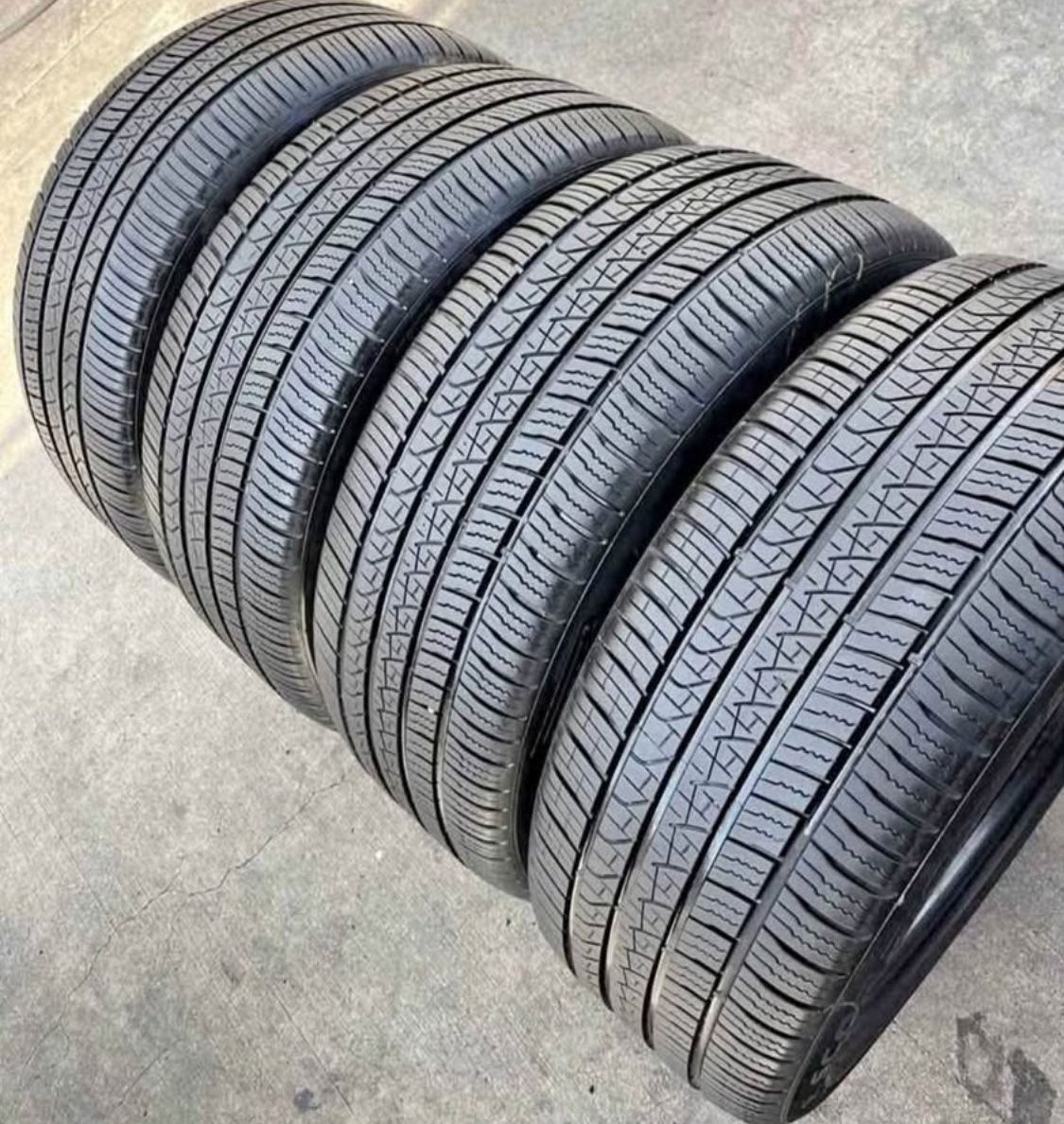 275 50 22 Pirelli Tires Con 80% De Vida Las 4🛻🛻🚘🚘