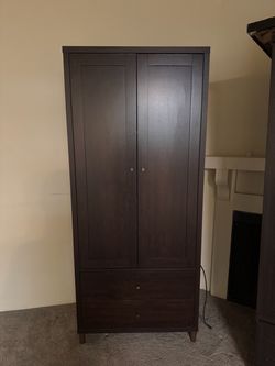 Wood 2-door sideboard shelves