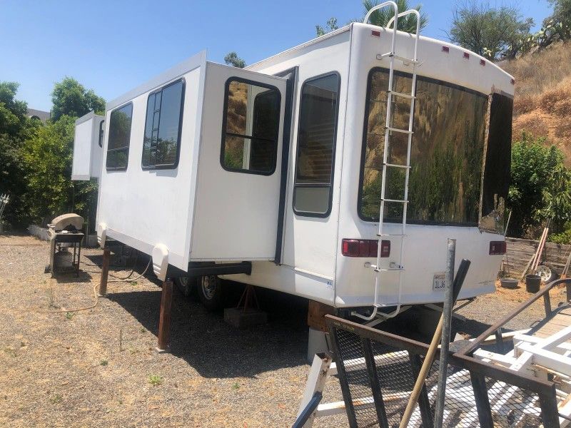 RV Spacious Fifth-Wheel Trailer Amazing Condition