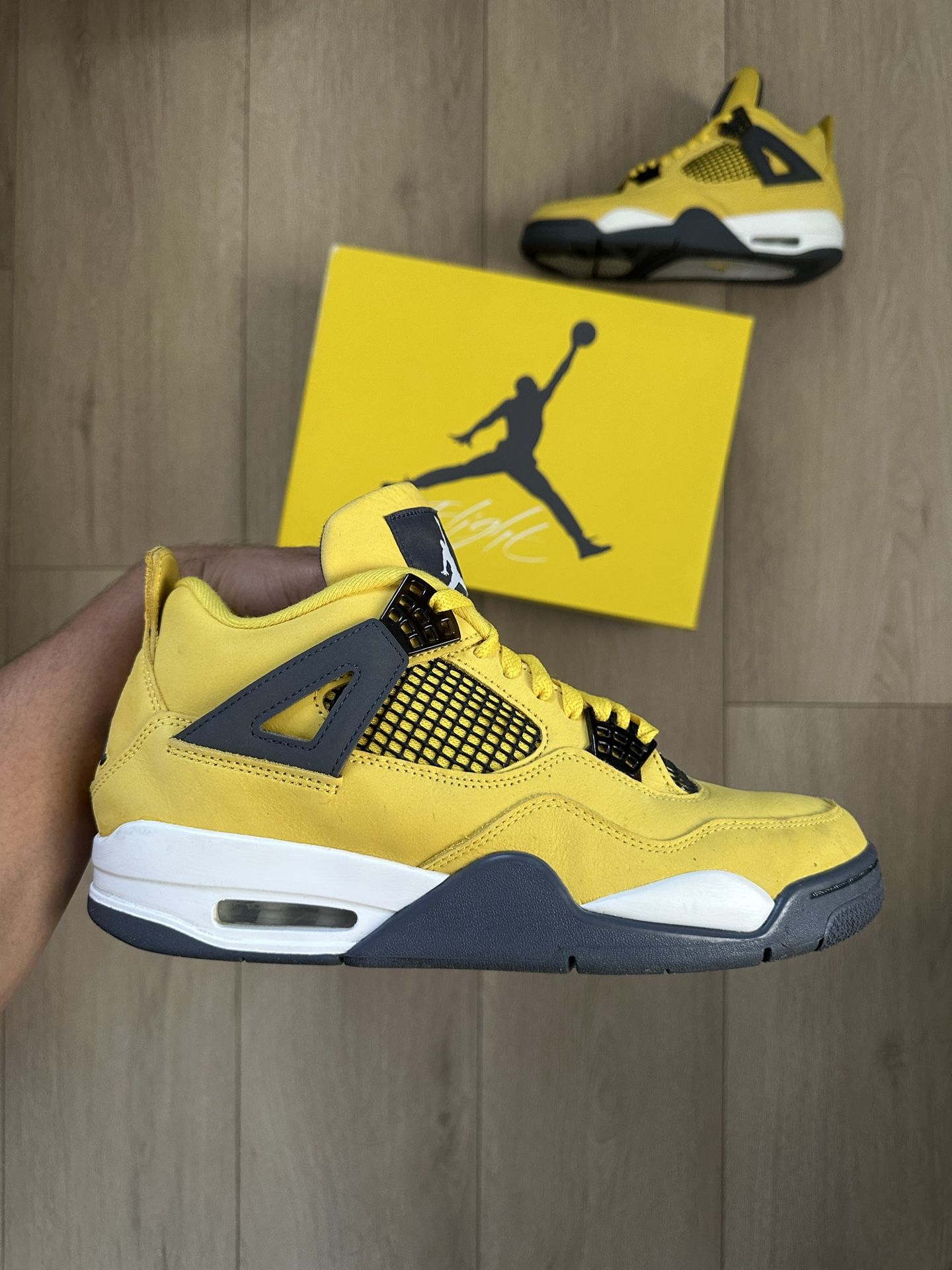 Jordan 4 Retro Lightning size 9.5