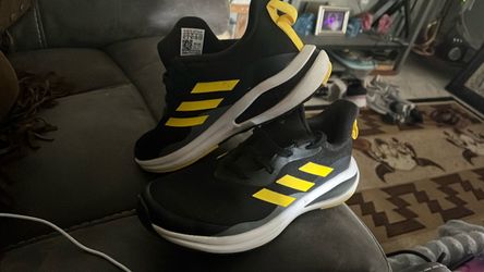 Tenny shoes