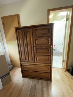 Vintage solid oak gentleman's chest or chifferobe. Deep drawers great storage. Located in Garden Grove