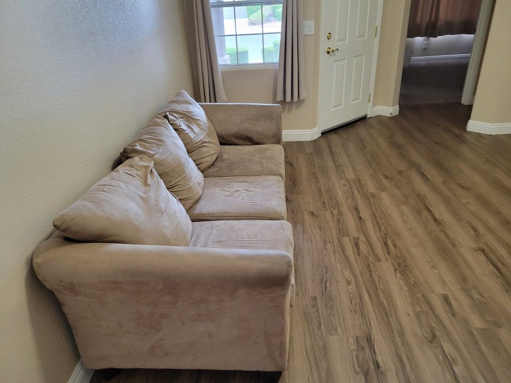 Free Couch Ready For Pickup for Sale in Las Vegas, NV OfferUp