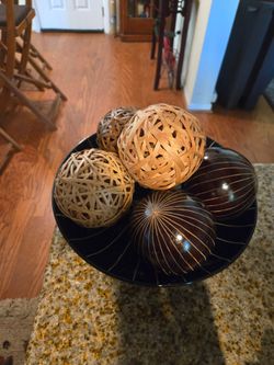 Decorative bowl with balls