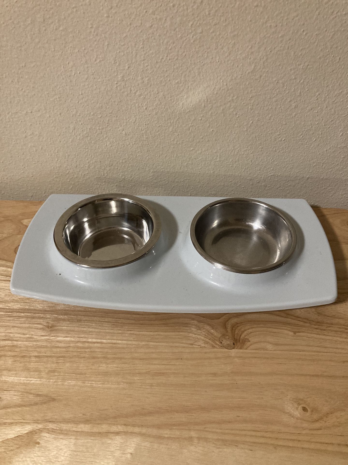Food bowls (cats, dogs)