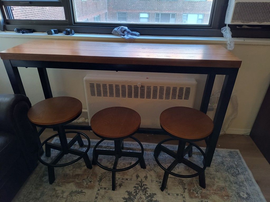 High Top Bar/Pub Table With Three Matching Adjustable Stools