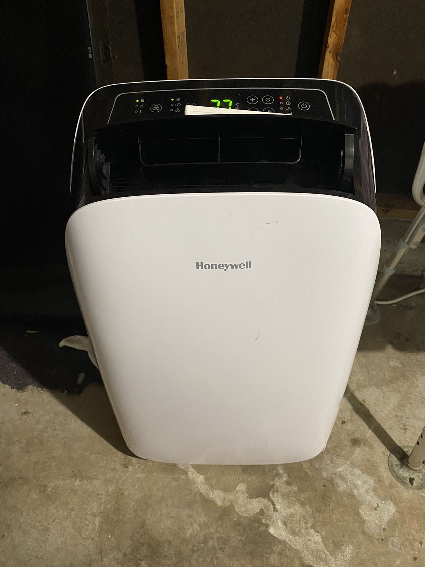 Honeywell HL09CESWK Portable Air Conditioner, 9,000 BTU Cooling, With Dehumidifier & Fan (Black/Whit