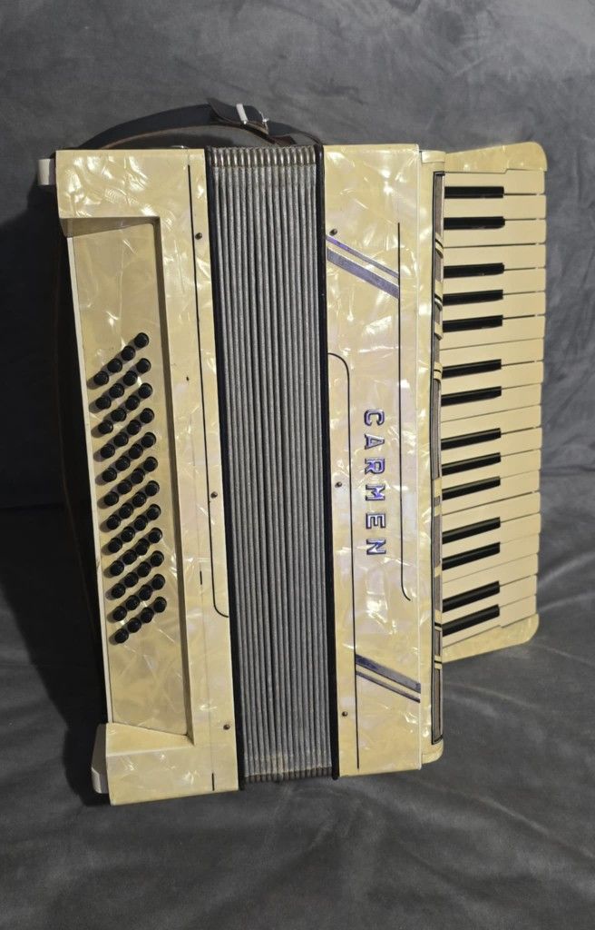 HOHNER CARMEN ACCORDION MADE IN GERMANY $299 OBO