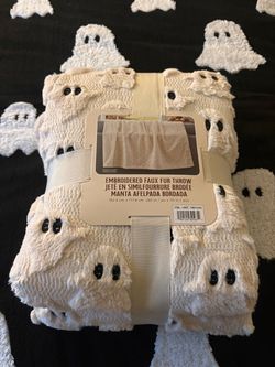 Ghost throw blanket (Halloween)
