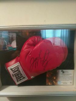 Authentic signed Floyd money mayweath Jr everlast boxing glove with certificate of authenticity and picture of signing serious inquiries only please