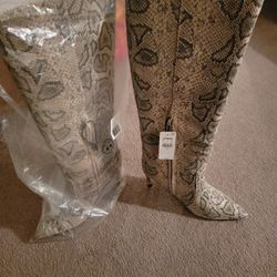 EXPRESS Ladies Snake Print Boots (New)