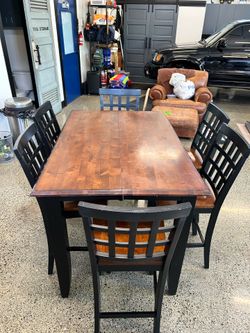 Wood Dining Room Table w/Chairs