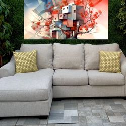 Gray Ashley Furniture Sectional w/Chaise (Free delivery 🚚) 