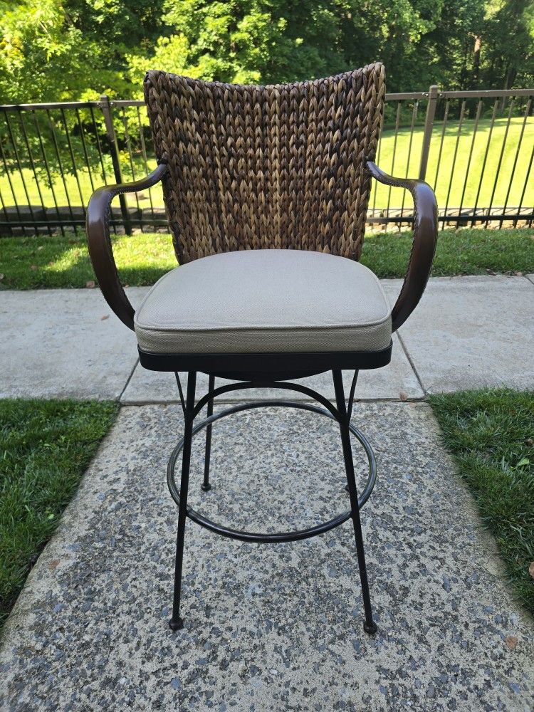 Classic Woven Swivel Bar Stool