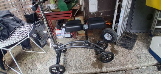 Mobility knee scooter