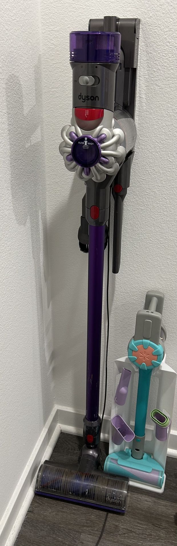 Dyson V8