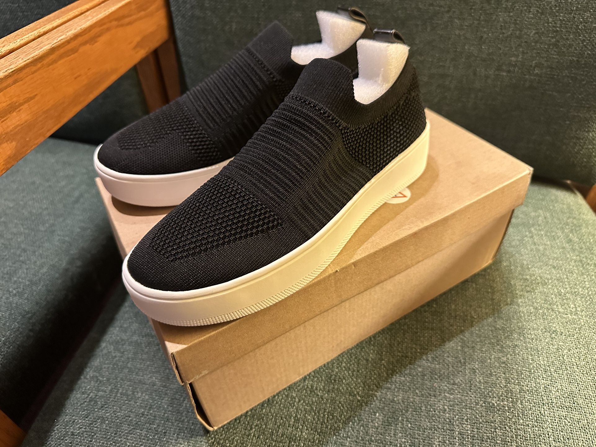 Steve Madden Slip Ons (size: 7, black)-(New!)