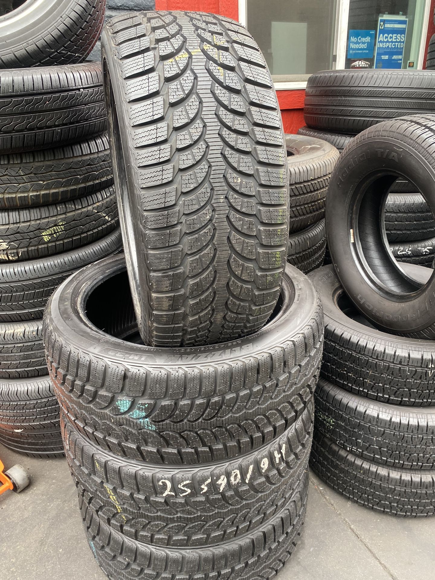 Set Of Used Tires With 95% Thread Life 255/40R19 Bridgestone