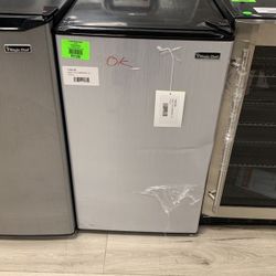 MAGIC CHEF HMR440SE MINI FRIDGE 6P7B