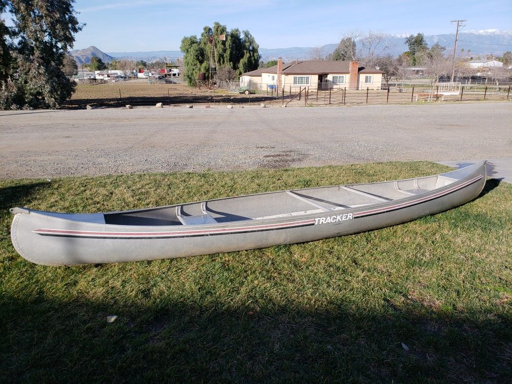 Tracker 17 ft canoe all aluminum