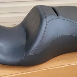 HARLEY DAVISON SEAT . Open Box