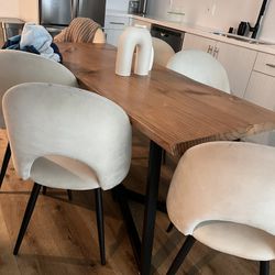  * Beautiful Wooden Table * / Includes 6 Chairs!!!! 