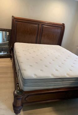 King size Havertys Bed with mattress