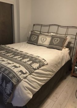 QUEEN SIZE ZIG ZAG GALLERY METAL BED FRAME WITH MATCHING MIRROR