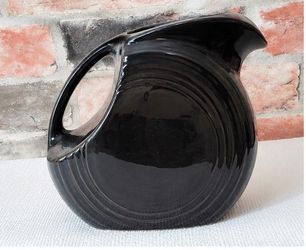 FIESTA BLACK LARGE DISC PITCHER 64 OZ ***RETIRED**