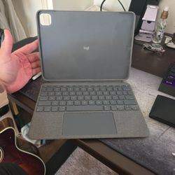 Logitech Combo Touch  Ipad Keyboard