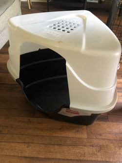 Nature’s Miracle Hooded Corner Litter Box