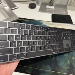 Apple black Magic Keyboard ( Space gray/black) 