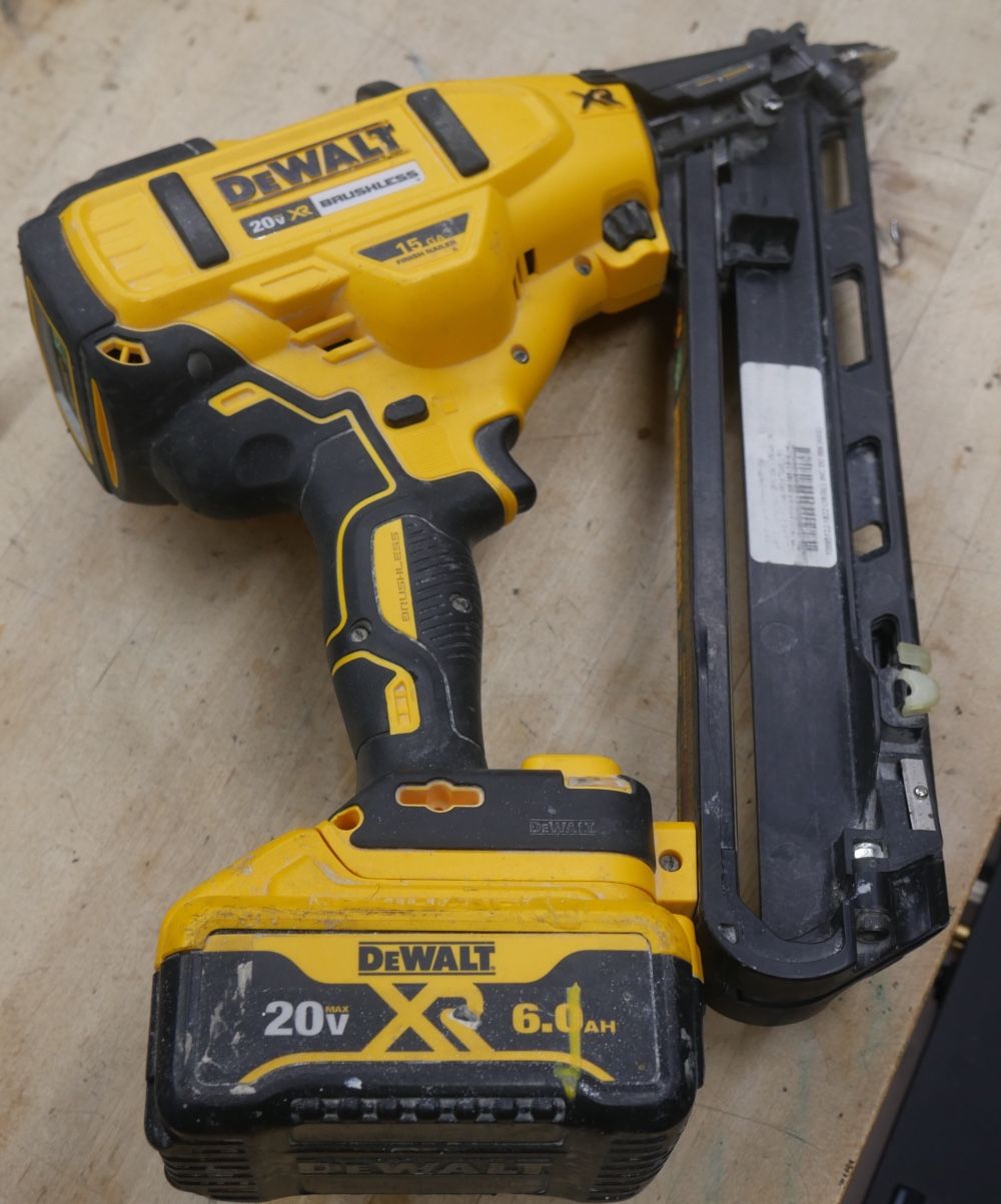 DEWALT NAIL GUN DCN650 WITH 6AH BATTERY PRE OWNED 879126-2