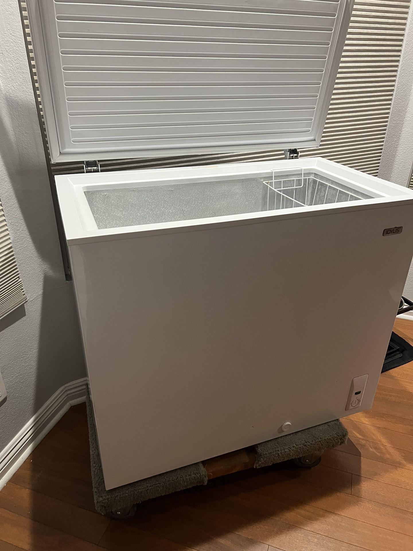 IDYLIS  7.1 CU-Ft Chest Freezer 