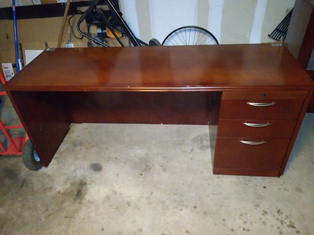  Excecutive Desk with Hutch