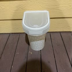 Dog food container