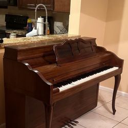 Wurlitzer 1983 classic standing Piano